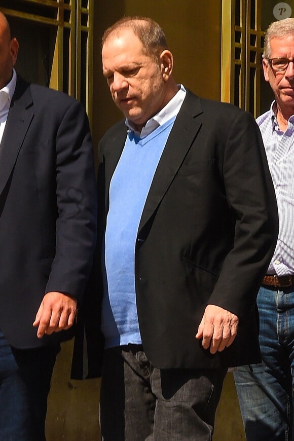 Harvey Weinstein et son avocat Maître Benjamin Brafman (qui était l'avocat de DSK, Dominique Strauss-Kahn) sortent du tribunal par une porte arrière à New York le 25 mai 2018. Harvey Weinstein a été inculpé pour viol et agression sexuelle. Après son inculpation par le procureur, le juge Kevin McGrath a fixé le montant de la caution d'Harvey Weinstein qui a été remis en liberté moyennant le versement d’un million de dollars, le port d’un bracelet électronique, l’interdiction de quitter les Etats de New York et du Connecticut et la remise de son passeport.