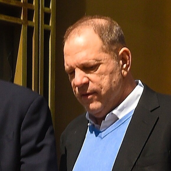 Harvey Weinstein et son avocat Maître Benjamin Brafman (qui était l'avocat de DSK, Dominique Strauss-Kahn) sortent du tribunal par une porte arrière à New York le 25 mai 2018. Harvey Weinstein a été inculpé pour viol et agression sexuelle. Après son inculpation par le procureur, le juge Kevin McGrath a fixé le montant de la caution d'Harvey Weinstein qui a été remis en liberté moyennant le versement d’un million de dollars, le port d’un bracelet électronique, l’interdiction de quitter les Etats de New York et du Connecticut et la remise de son passeport.