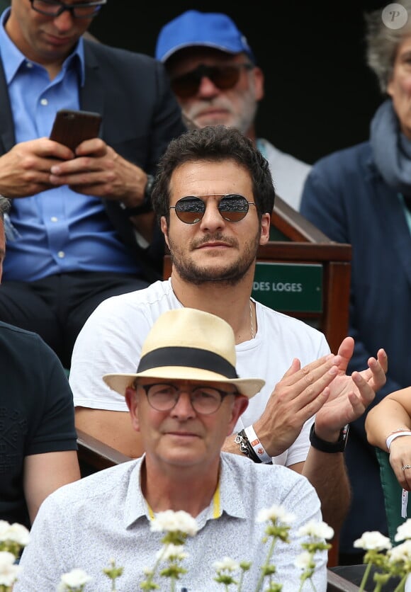 Amir Haddad en tribune lors des internationaux de tennis de Roland Garros le 28 mai 2018.