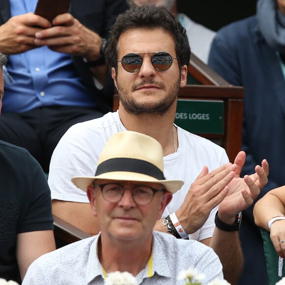 Amir Haddad en tribune lors des internationaux de tennis de Roland Garros le 28 mai 2018.