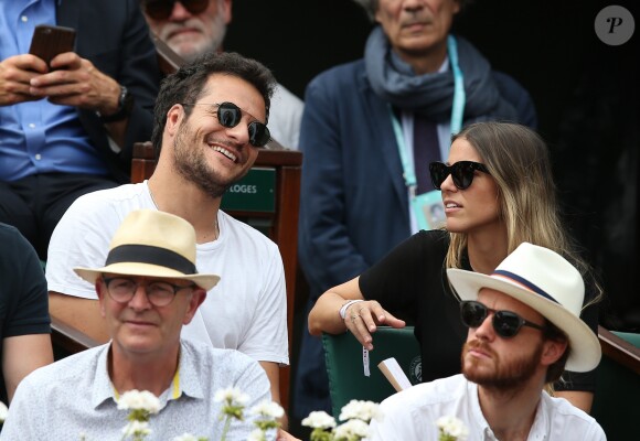 Amir Haddad et sa femme Lital en tribune lors des internationaux de tennis de Roland Garros le 28 mai 2018.