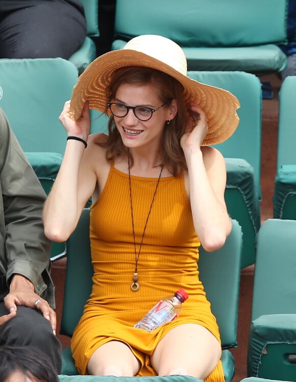 Noémie Schmidt en tribune lors des internationaux de tennis de Roland Garros le 28 mai 2018.