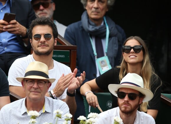 Amir Haddad et sa femme Lital en tribune lors des internationaux de tennis de Roland Garros le 28 mai 2018.