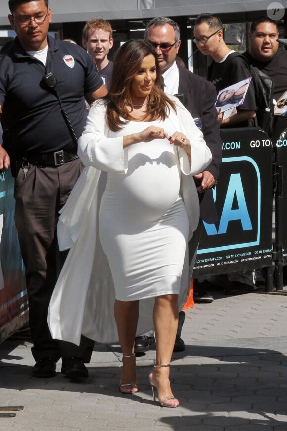 Eva Longoria enceinte et son mari José Baston arrivent à l'émission Extra" de M. Lopez à Universal City, le 8 mai 2018