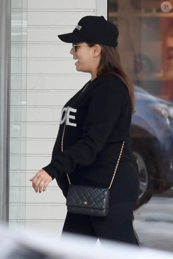 Eva Longoria enceinte et sans maquillage est allée faire du shopping chez Crate & Barrel et se faire pouponner dans un salon de manicure/pédicure à Los Angeles. Le 2 mai 2018