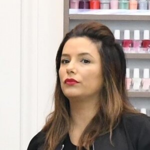 Eva Longoria, enceinte, va déjeuner chez "Comoncy" après être passée au bar à ongles "Beverly Hills Nails Design" à Beverly Hills, le 25 avril 2018.