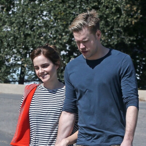Exclusif - Emma Watson et Chord Overstreet se promènent à Los Angeles, le 8 mars 2018.