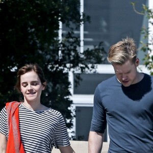Exclusif - Emma Watson et Chord Overstreet se promènent à Los Angeles, le 8 mars 2018.