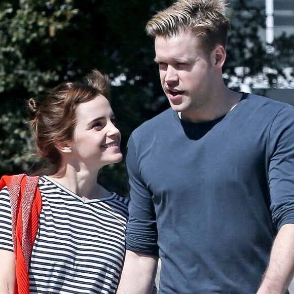 Exclusif - Emma Watson et Chord Overstreet se promènent à Los Angeles, le 8 mars 2018.