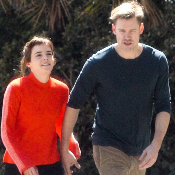 Exclusif - Emma Watson et Chord Overstreet se promènent à Los Angeles, le 8 mars 2018.