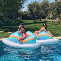 Kendall Jenner et sa soeur Kourtney Kardashian : Pool party en bikini