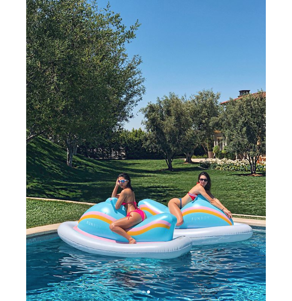 Piscine party pour Kendall Jenner et Kourtney Kardashian sur Instagram, ce 28 mai 2018.