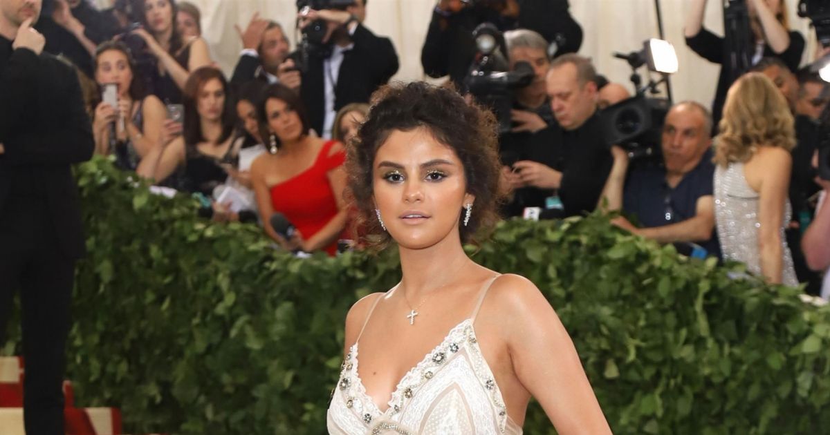 Selena Gomez Au Met Gala 2018 à New York, Le 7 Mai 2018. - Purepeople