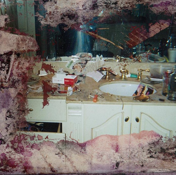Pochette de l'album de Pusha T, "Daytona", sorti en mai 2018. La photo datée de 2006 représente la salle de bain de Whitney Houston couverte de produits et d'instruments utilisés pour consommer de la drogue. Kanye West (producteur de Pusha T) a dépensé 85 000 dollars pour obtenir les droits de ce cliché qui avait été publié à l'époque par le "National Enquirer".