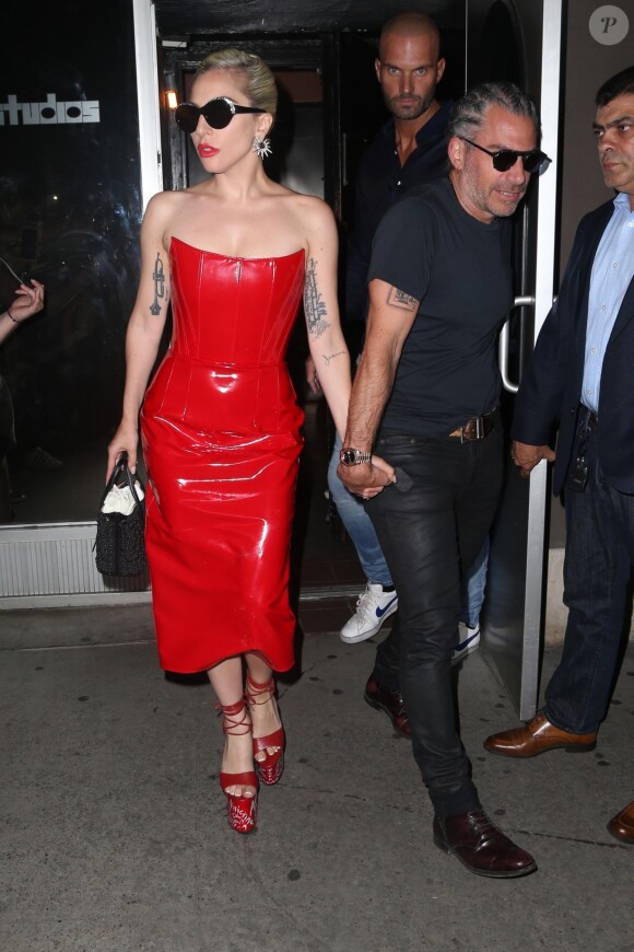 Lady Gaga et son petit ami Christian Carino quittent le studio d'enregistrement à New York. Le 29 mai 2018.