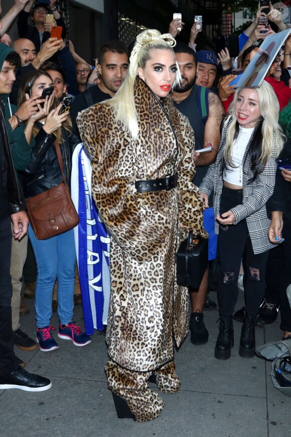 Lady Gaga porte un manteau léopard à la sortie d'un immeuble à New York, le 27 mai 2018