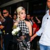 Lady Gaga, un bouquet de fleurs à la main, quitte un studio d'enregistrement à New York, le 26 mai 2018