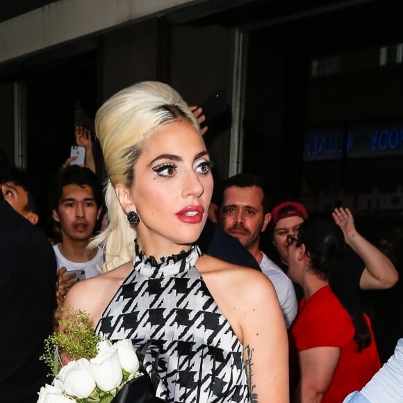 Lady Gaga, un bouquet de fleurs à la main, quitte un studio d'enregistrement à New York, le 26 mai 2018