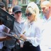 Lady Gaga salue ses fans à son arrivée en studio d'enregistrement à New York, le 26 mai 2018