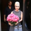 Lady Gaga porte un bouquet de fleurs à la sortie d'un studio d'enregistrement à New York, le 25 mai 2018.