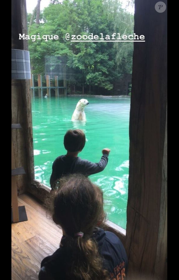 Alessandra Sublet et ses enfants Charlie (5 ans) et Alphonse (3 ans) lors d'une visite au zoo de la Flèche en mai 2018.