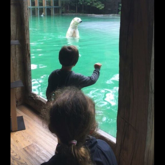 Alessandra Sublet et ses enfants Charlie (5 ans) et Alphonse (3 ans) lors d'une visite au zoo de la Flèche en mai 2018.