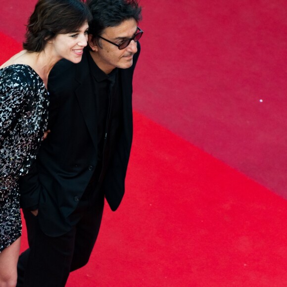 Charlotte Gainsbourg et son compagnon Yvan Attal à la montée des marches du film "How to Talk With Girls at Parties" lors du 70ème Festival International du Film de Cannes, le 21 mai 2017.