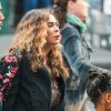 Exclusif - Blue Ivy ( fille de Beyonce et Jay-Z) , habillée en tenue de danseuse, se rend à l'Opéra Garnier avec sa grand-mère Tina Knowles pendant que ses parents sont en répétitions à l'U Arena, le 23 mai 2018.