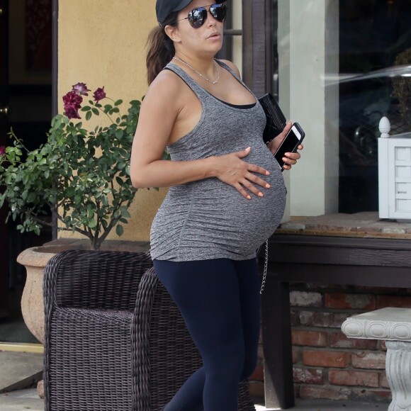 Exclusif - Eva Longoria très enceinte est allée se balader avec son mari José Baston à Studio City, le 4 juin 2018