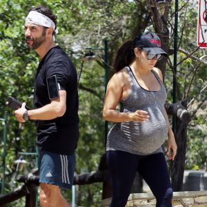 Exclusif - Eva Longoria très enceinte est allée se balader avec son mari José Baston à Studio City, le 4 juin 2018