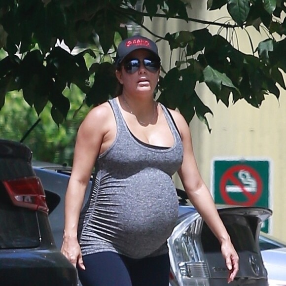 Exclusif - Eva Longoria très enceinte est allée se balader avec son mari José Baston à Studio City, le 4 juin 2018