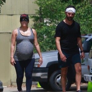 Exclusif - Eva Longoria très enceinte est allée se balader avec son mari José Baston à Studio City, le 4 juin 2018