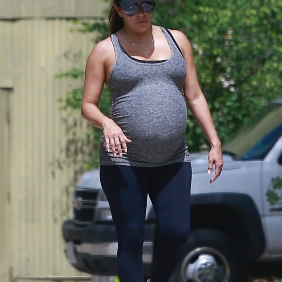 Exclusif - Eva Longoria très enceinte est allée se balader avec son mari José Baston à Studio City, le 4 juin 2018