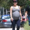 Exclusif - Eva Longoria très enceinte est allée se balader avec son mari José Baston à Studio City, le 4 juin 2018