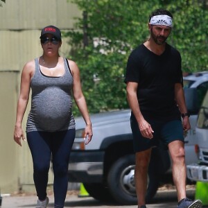 Exclusif - Eva Longoria très enceinte est allée se balader avec son mari José Baston à Studio City, le 4 juin 2018