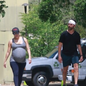 Exclusif - Eva Longoria très enceinte est allée se balader avec son mari José Baston à Studio City, le 4 juin 2018