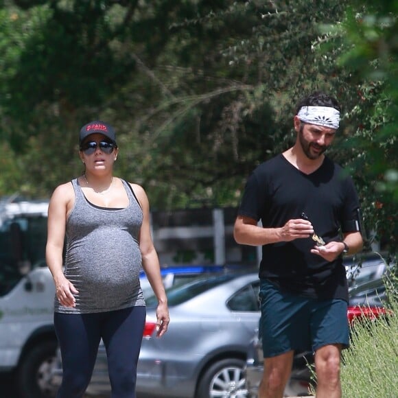 Exclusif - Eva Longoria très enceinte est allée se balader avec son mari José Baston à Studio City, le 4 juin 2018