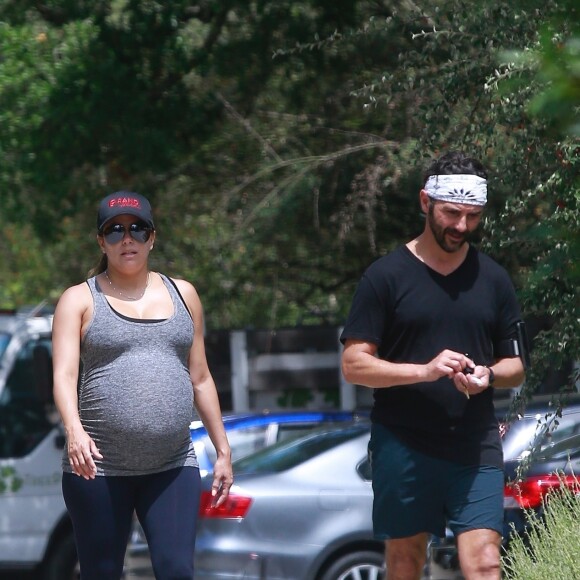 Exclusif - Eva Longoria très enceinte est allée se balader avec son mari José Baston à Studio City, le 4 juin 2018