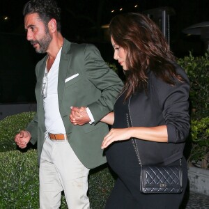 Eva Longoria très enceinte et son mari José Baston sont allés diner en amoureux au restaurant Ago à West Hollywood, le 4 juin 2018