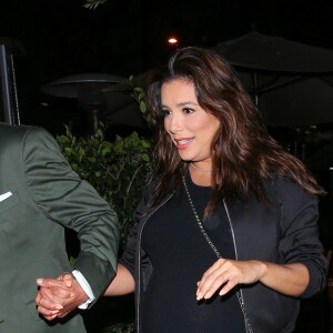 Eva Longoria très enceinte et son mari José Baston sont allés diner en amoureux au restaurant Ago à West Hollywood, le 4 juin 2018