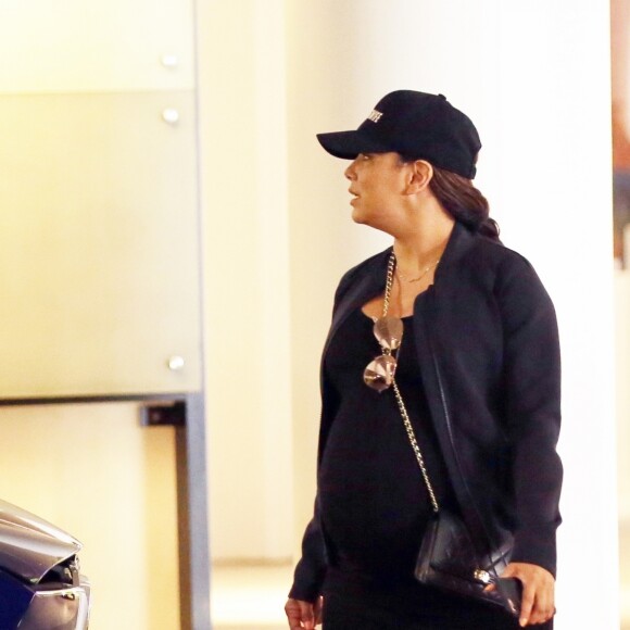 Exclusif - Eva Longoria très enceinte et son mari José Baston sont allés faire des courses au Beverly Center à Los Angeles, le 3 juin 2018