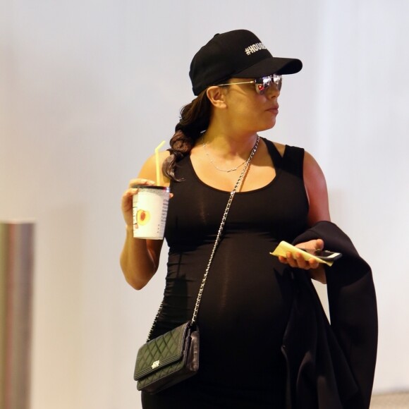 Exclusif - Eva Longoria très enceinte et son mari José Baston sont allés faire des courses au Beverly Center à Los Angeles, le 3 juin 2018