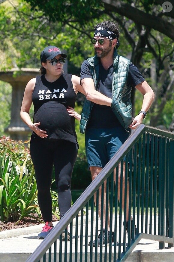Exclusif - Eva Longoria enceinte et son mari Jose Baston se promènent à Los Angeles Le 02 juin 2018