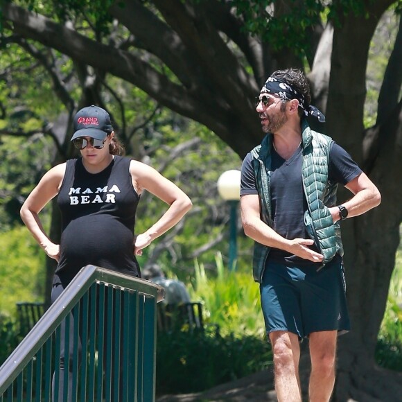 Exclusif - Eva Longoria enceinte et son mari Jose Baston se promènent à Los Angeles Le 02 juin 2018