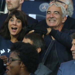 Raymond Domenech et sa compagne Estelle Denis - People au match de foot PSG - Saint-Etienne au Parc des Princes à Paris le 25 Août 2017. Victoire du PSG 3 à 0.