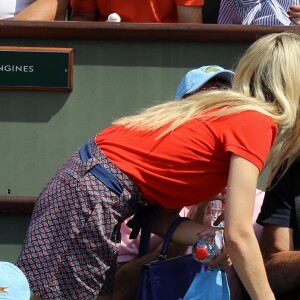 Carine Galli et Raymond Domenech dans les tribunes des internationaux de tennis de Roland Garros à Paris, France, le 3 juin 2018. © Dominique Jacovides - Cyril Moreau