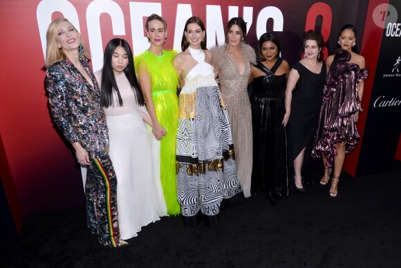 Cate Blanchett, Awkwafina, Sarah Paulson, Anne Hathaway, Sandra Bullock, Mindy Kaling, Helena Bonham Carter et Rihanna lors de la première d'Ocean's 8 au Alice Tully Hall, Lincoln Center, New York City, le 5 juin 2018.