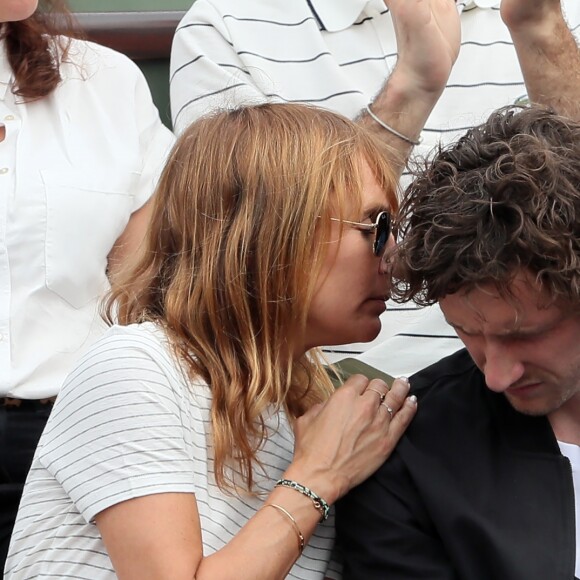 Axelle Laffont et Baptiste Lecaplain dans les tribunes des internationaux de tennis de Roland Garros à Paris, France, le 5 juin 2018.