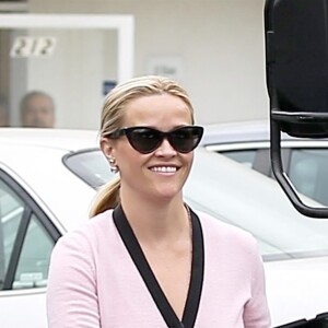 Reese Witherspoon fait du shopping a Santa Monica, le 18 mai 2018.