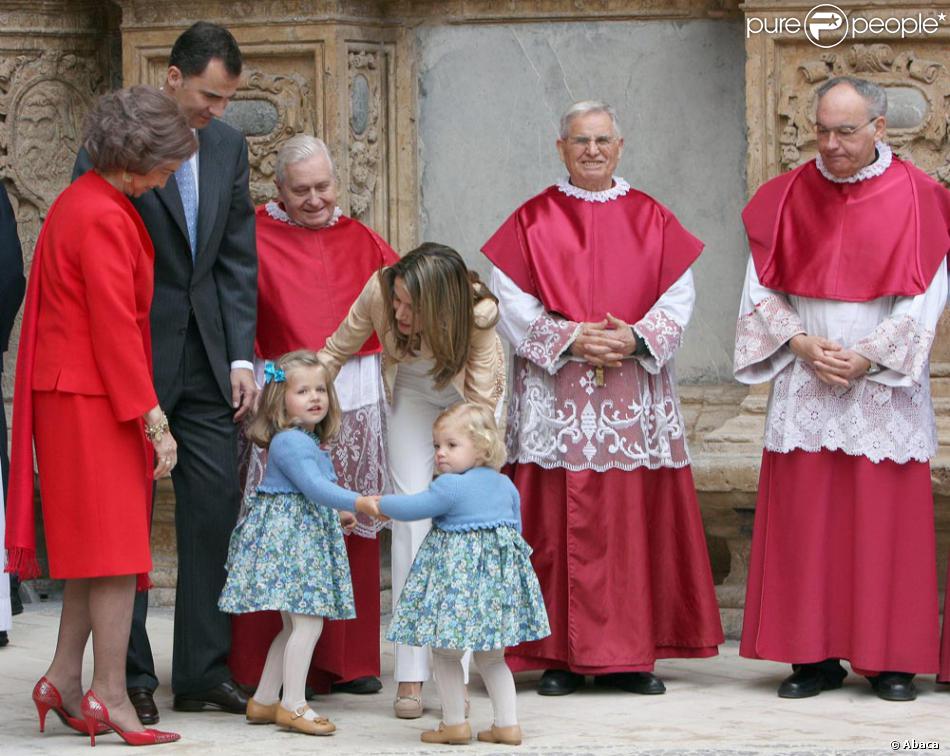 La Reine D'espagne Fait Danser Ses Filles Letizia d'Espagne entourée de ses filles Leonor et Sofia et de son mari